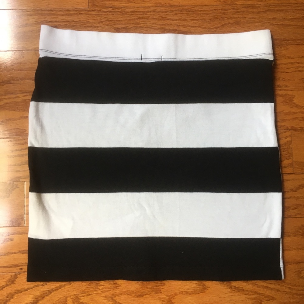 Gap woman’s black and white mini skirt sz small.